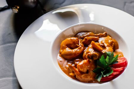 Морское ассорти в сливочном соусе