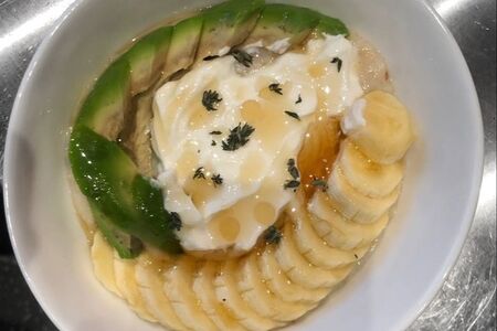 Овсяная каша с бананом, авокадо и кленовым сиропом