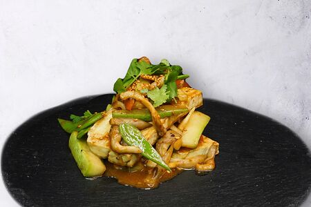 Жареный тофу с овощами