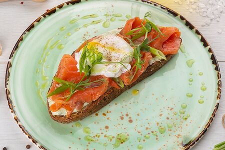 Брускетта с лососем и яйцом пашот