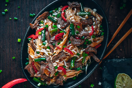 Спаржа с говядиной и ростками сои