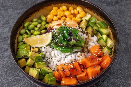 Поке с лососем и манго