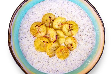 Каша из кускуса с семенами чиа и бананом