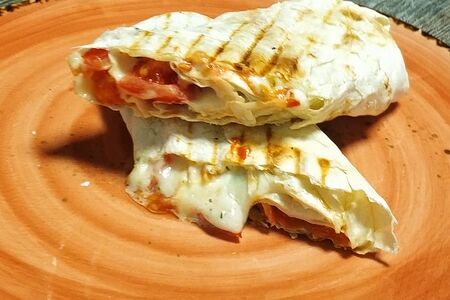 Сулугуни с зеленью в лаваше