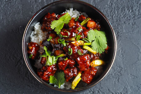 Хрустящая свинина Гунь Бао с кинзой и лаймом