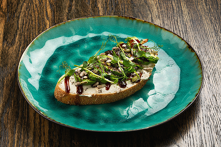 Брускетта с авокадо со злаками