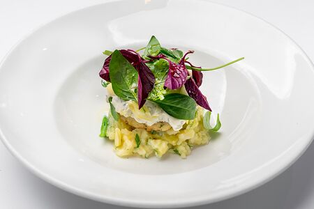 Котлета из судака с толченым картофелем и зеленым горошком