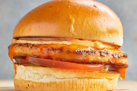 Бургер с куриной котлетой