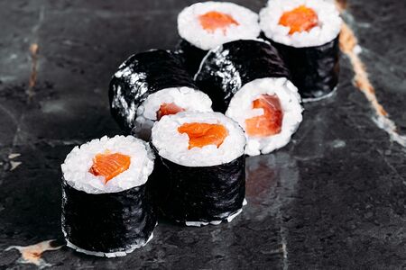 Копченый лосось маки