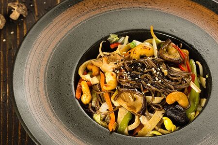 Соба с тофу-лапшой, древесными грибами, кешью и овощами