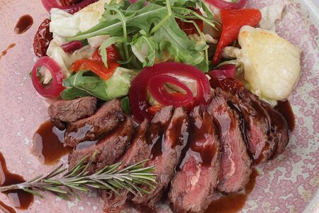 Салат-стейк с сыром сулугуни и вялеными черри