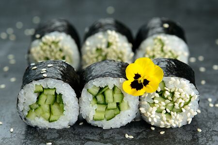 13. Малый ролл огурец, кунжут