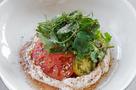 Салат с томатами, лабне и свежей зеленью