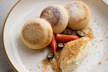 Творожные сырники с йогуртовым кремом