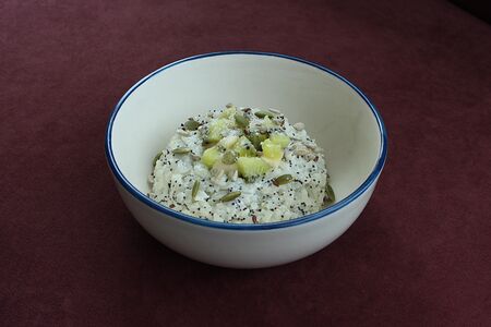 Каша рисовая на кокосовом молоке с фруктами и семечками