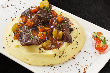 Томленые говяжьи щечки с пюре