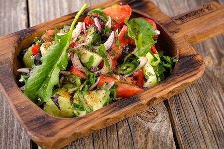 Овощной салат с травами и сыром гуда