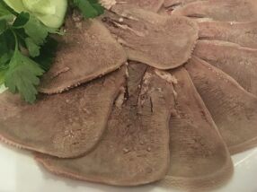 Тонкие лепестки говяжьего языка с хреном