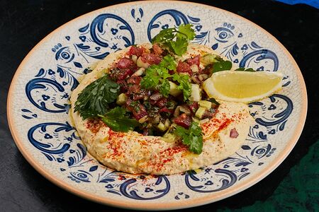 Израильский салат с хумусом