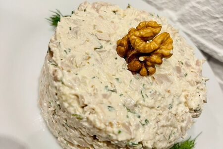 Грибной салат с курицей и грецкими орехами