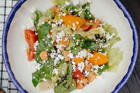 Салат с лососем и томатами