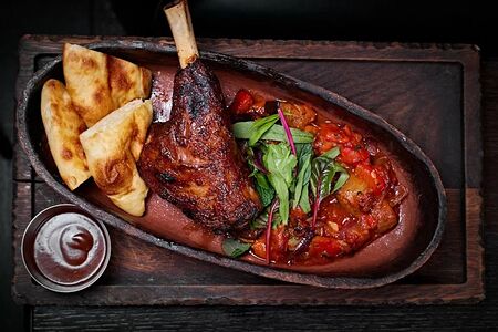 Голень ягнёнка с овощным рагу