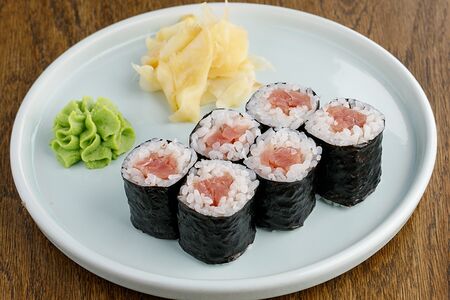 Ролл с тунцом