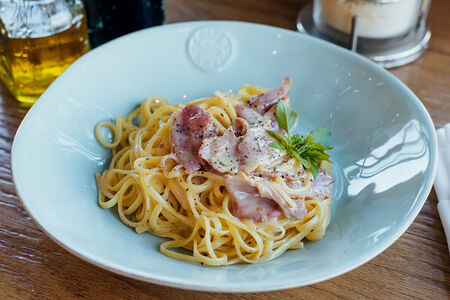 Спагетти с копченым беконом