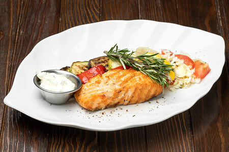 Стейк из лосося с овощами гриль