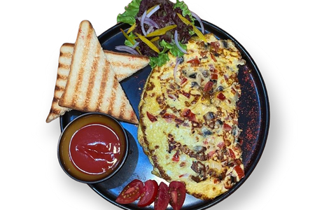 Омлет с грибами и помидором