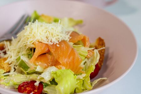 Салат Цезарь с лососем