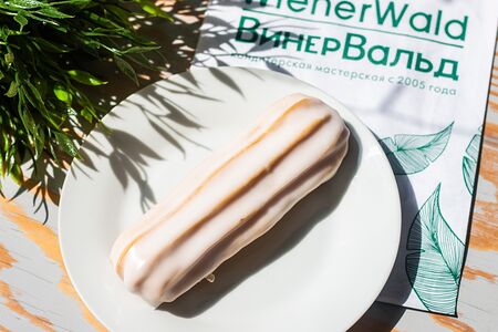 Эклер ванильный