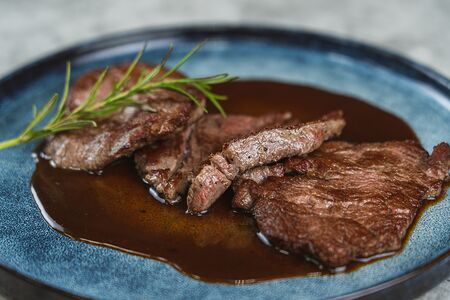 Медальоны из говяжьей вырезки с соусом
