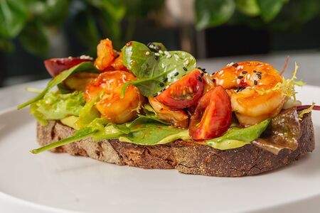 Брускетта с креветками