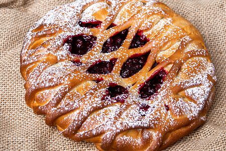 Пирог с творогом и вишней