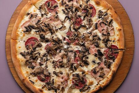 Шампиньоны, бекон, сервелат