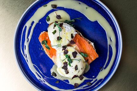 Тосты с лососем, яйцами пашот и крем-чизом