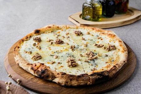 С грушей, горгонзолой и грецким орехом