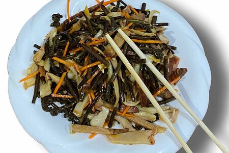 032 Салат из говядины, кальмара и папоротника