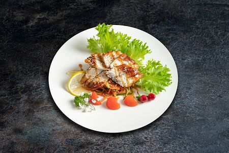 Салат с теплым угрем