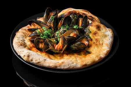 Мидии с томатным соусом и базиликом