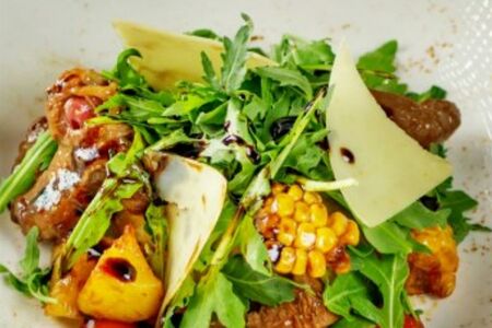 Теплый салат с говядиной