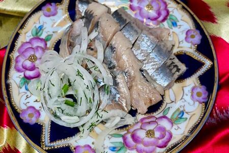 Сельдь с луком и маслом
