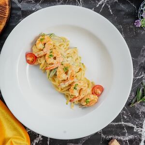 Паста с креветками и овощами