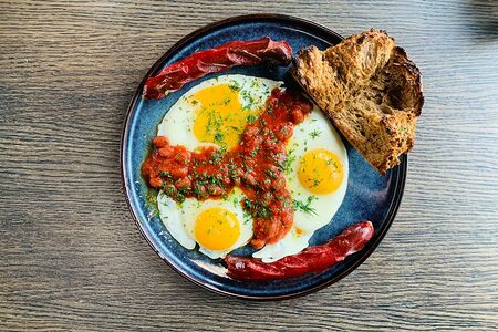 Яичница с подкопченными колбасками