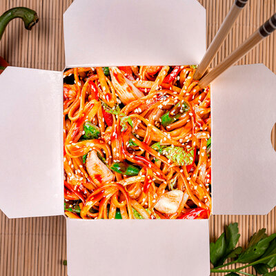 Wok по-тайски с курицей и яичной лапшой