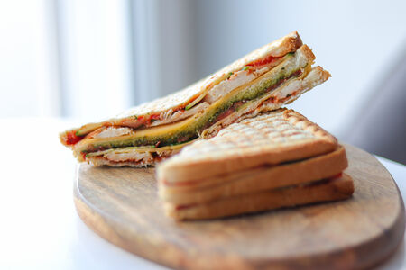 Сэндвич с курицей и соусом песто