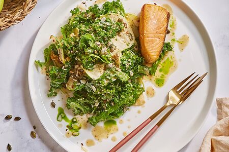 Лосось с кейл салатом, злаками и яблочным соусом