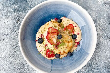 Сырники с маком с ягодами и фисташками