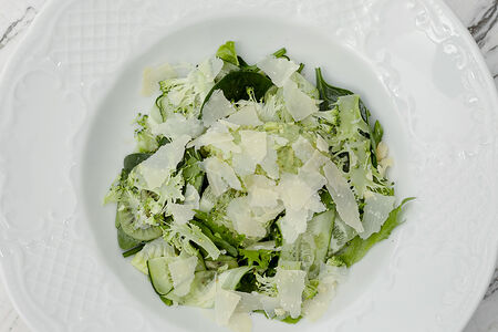 Зеленый салат с гуакамоле и пармезаном